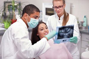 歯科医師が患者さまへお口の状態と治療説明を行っているイメージ