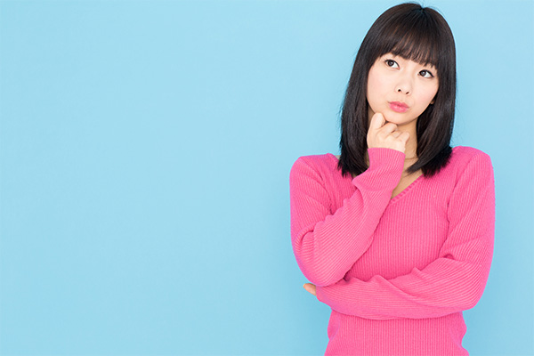 悩んでいる女性の写真