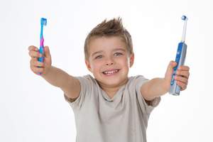 男の子が歯ブラシを持っている写真