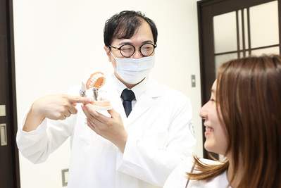 麻布十番歯科で歯科医院から歯の説明を受けているイメージ
